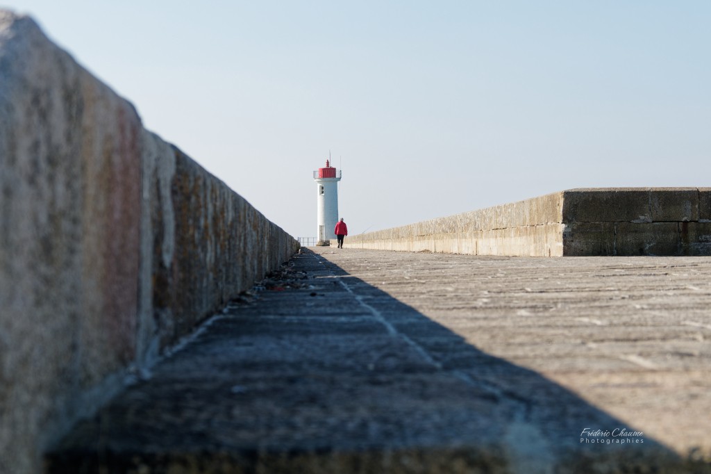 promeneuse sur la jetée